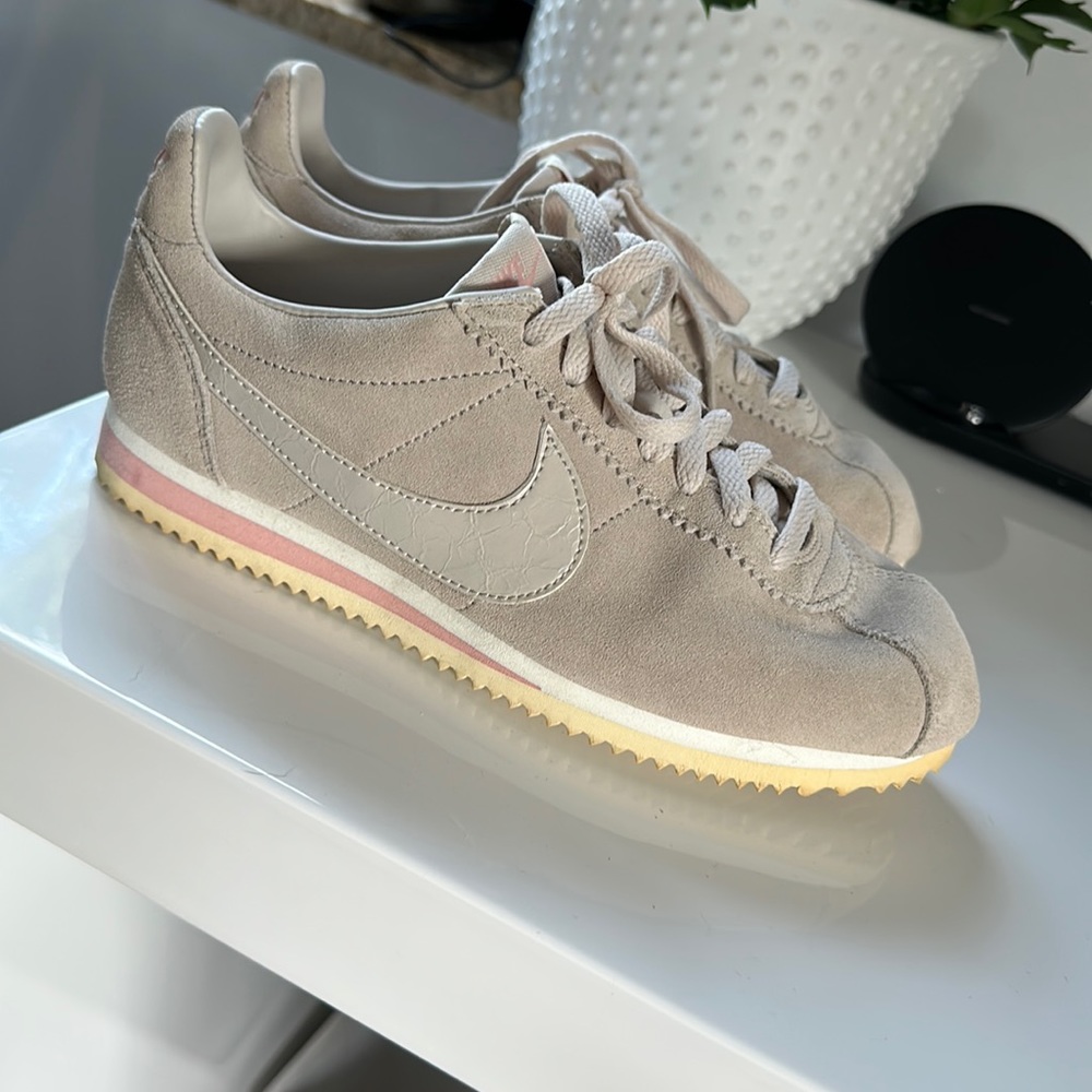 Nikes women’s sneaker